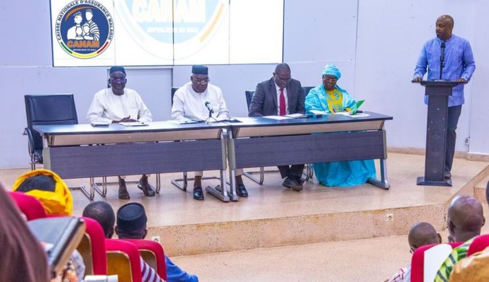 Dans le cadre de la mise en œuvre de la convention sectorielle entre la CANAM et les Hôpitaux, Centres de Santé de Référence et Centres de Santé Communautaire, il est prévue la révision des listes de médicaments et de consommables médicaux pris en charge par le Régime d'Assurance Maladie Obligatoire (AMO),