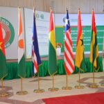 La Commission de la CEDEAO a présenté un mémorandum sur l'évolution de la situation en matière de paix et de sécurité dans la région, soulignant les progrès réalisés en ce qui concerne la consolidation de la démocratie et de la paix, notamment la réussite des élections au Libéria et le dialogue engagé, grâce aux efforts de médiation, entre le gouvernement de la Sierra Leone et le parti ‘All Peoples Congress (APC)’, qui a abouti à la signature de l'"Accord pour l'unité nationale". Elle a également mis en relief les défis rencontrés en matière de sécurité et de gouvernance, notamment le terrorisme, l'extrémisme et les changements anticonstitutionnels de gouvernement, suggérant dans ce cadre des interventions destinées à renforcer la paix, la sécurité, la démocratie et la bonne gouvernance dans la région.