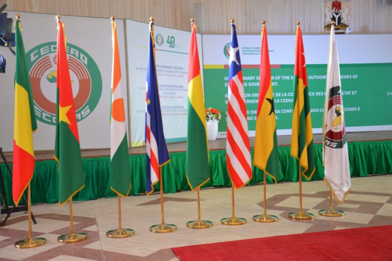 La Commission de la CEDEAO a présenté un mémorandum sur l'évolution de la situation en matière de paix et de sécurité dans la région, soulignant les progrès réalisés en ce qui concerne la consolidation de la démocratie et de la paix, notamment la réussite des élections au Libéria et le dialogue engagé, grâce aux efforts de médiation, entre le gouvernement de la Sierra Leone et le parti ‘All Peoples Congress (APC)’, qui a abouti à la signature de l'"Accord pour l'unité nationale". Elle a également mis en relief les défis rencontrés en matière de sécurité et de gouvernance, notamment le terrorisme, l'extrémisme et les changements anticonstitutionnels de gouvernement, suggérant dans ce cadre des interventions destinées à renforcer la paix, la sécurité, la démocratie et la bonne gouvernance dans la région.