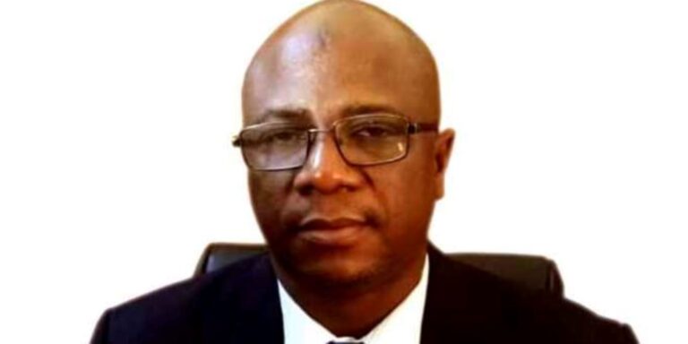 Au regard de l'histoire et de la géographie, la république sœur d'Algérie est d'office une alliée sûre du Mali. D'abord, elle a bénéficié des aides du pays de Modibo Keïta, en ce qui concerne la protection de ses leaders lors de sa guerre d'indépendance, et même de l'engagement militaire de la jeune république dirigée par le panafricaniste, ce qui a quelque part augmenté le courroux de la France contre le président malien de l'époque, qui sortait juste de l'éclatement de la Fédération du Mali, un projet qui lui avait fait précédemment tenir tête à l'ancien pays colonisateur.