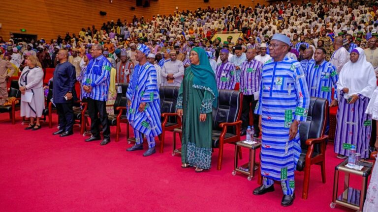 Le Dr Ichiaka Moumouni KONE, Secrétaire exécutif du HCNLS, a mis en lumière l’écart persistant dans la lutte contre le VIH/Sida malgré des progrès notables, appelant à des politiques renforcées pour inverser cette tendance, en mettant particulièrement l’accent sur la transmission mère-enfant.