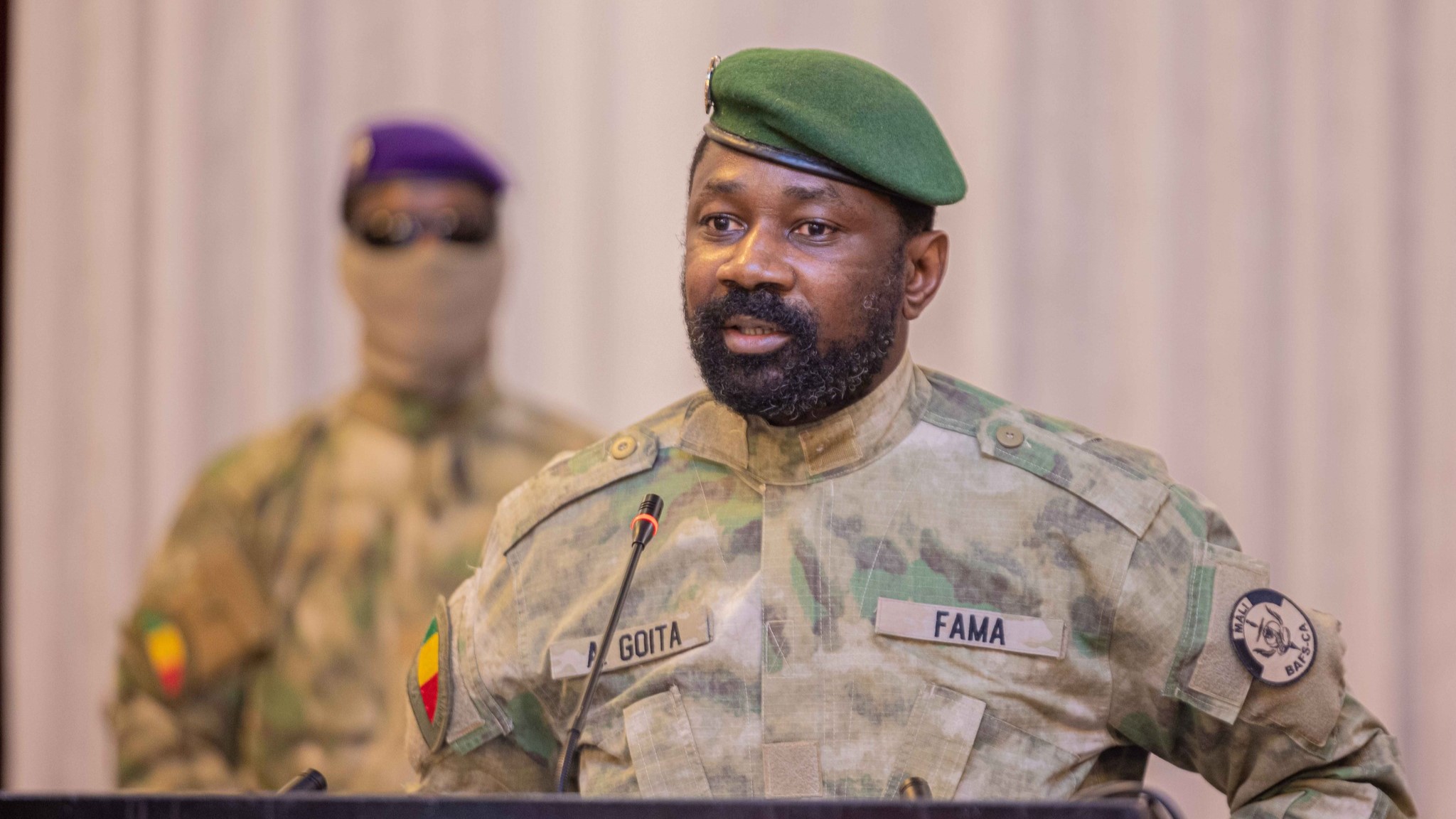 Dans son discours d'une heure, le Président Assimi GOÏTA a dressé le bilan des actions entreprises depuis le début de la Transition en juin 2021. Il a souligné les défis surmontés, notamment le départ des forces étrangères du Mali, affirmant la volonté de certains pays de nuire à l'avenir du pays. Grâce à la vigilance des autorités et à la résilience du peuple malien, ces menaces ont été évitées, préservant la souveraineté nationale.