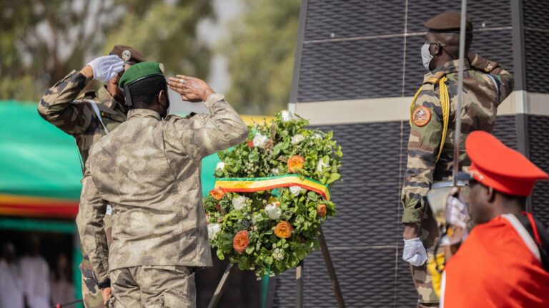 La journée a débuté par le dépôt de gerbes de fleurs sur le monument du soldat inconnu par le Président de la Transition à son arrivée au génie militaire. Ce geste symbolique a été suivi de la revue des troupes, un exercice auquel le Chef suprême des armées s’est adonné après l’exécution de l’hymne national.