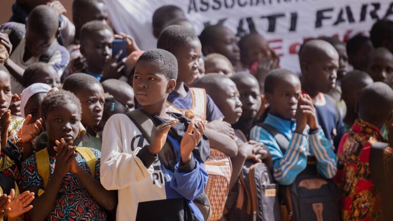 L'école d'aujourd'hui diffère de celle d'hier. Autrefois, le diplômé malien était bien formé et respecté en raison de son savoir. Cependant, avec les défis récurrents auxquels l'éducation est confrontée, le niveau des élèves et étudiants a considérablement baissé.