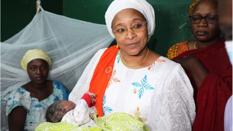 À travers cette visite, la patronne du Département de la Santé a voulu montrer son engagement, sans faille, aux côtés des médecins et surtout des patients aux fins d'alléger leurs souffrances.