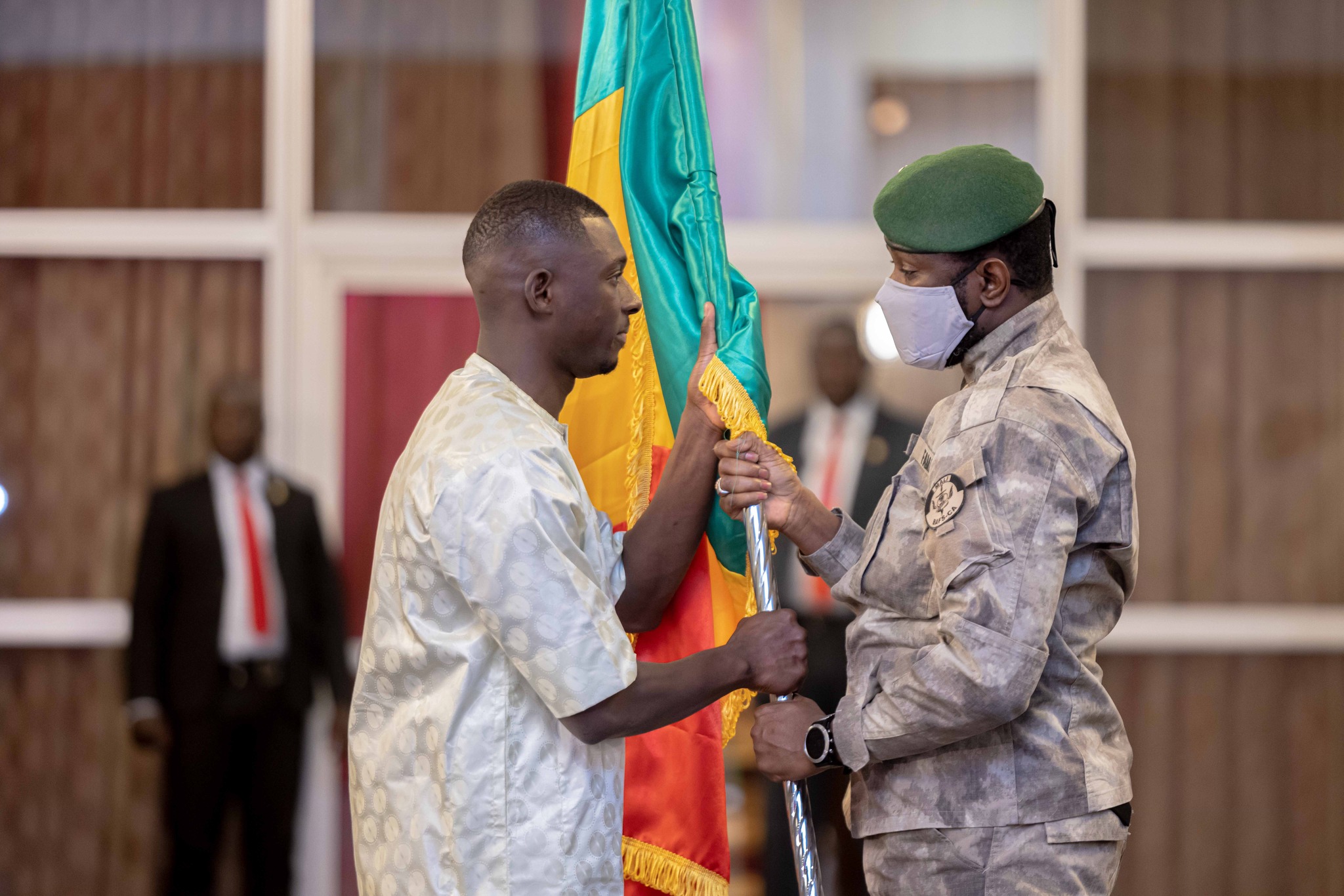 « Je ne voudrais pas vous mettre de pression, car je vous sais conscients du défi à relever qui sera de ramener la Coupe au Mali. Ce défi n'est pas au-dessus de votre capacité professionnelle, car impossible n'est pas malien », a-t-il dit. Tel des soldats en mission commandée, le Chef de l'État a solennellement remis le drapeau au capitaine des Aigles, Hamari Traoré. Il a également profité de l'occasion pour féliciter tous les joueurs sélectionnés pour le choix porté sur eux afin de représenter le pays à la phase finale de cette CAN 2023.