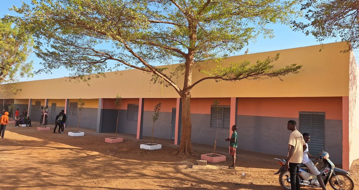 L'objectif principal est de "refonder" le système éducatif. C'est l'occasion pour les représentants des régions, du district de Bamako et des missions diplomatiques de confronter leurs consensus respectifs à travers des discussions et des débats, en vue de dégager un consensus national sur les orientations de la refondation du système éducatif au Mali.