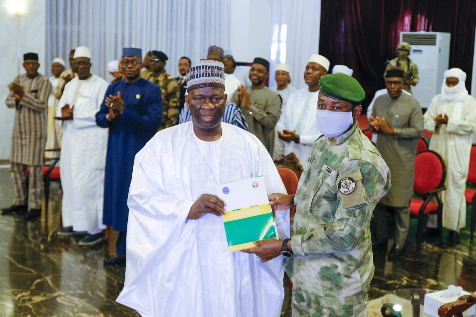 Parmi les propositions faites, figure l’ambition pour le Mali de sortir de l’agriculture vivrière pour l’agriculture industrielle. Lors de ce Forum, il a également été recommandé que le secteur privé soit mis au cœur de l’opérationnalisation des différentes solutions proposées. Pour ce faire, le Forum sollicite l’accompagnement de l’État. Aussi, le renforcement des ressources humaines dans tous les secteurs économiques était également au centre des discussions durant le Forum de Ségou. Le secteur minier a également bénéficié des propositions en vue de faciliter la distribution des produits