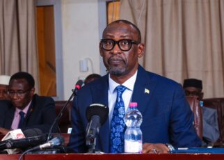 Concernant le retrait du Mali de la CEDEAO, le Ministre a exprimé ses regrets quant à l'évolution de cette organisation, la décrivant comme une menace pour les États membres de l'Alliance des États du Sahel (AES) et leurs populations. Il a toutefois souligné la volonté du Mali de coopérer avec ses voisins et amis dans un esprit de solidarité et de respect mutuel