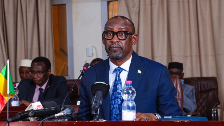 Concernant le retrait du Mali de la CEDEAO, le Ministre a exprimé ses regrets quant à l'évolution de cette organisation, la décrivant comme une menace pour les États membres de l'Alliance des États du Sahel (AES) et leurs populations. Il a toutefois souligné la volonté du Mali de coopérer avec ses voisins et amis dans un esprit de solidarité et de respect mutuel