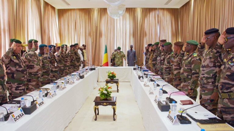 Le Président de la Transition a clairement défini des orientations prioritaires, plaçant la population au centre de toutes les opérations de sécurisation. Il exhorte à maintenir la pression sur les forces engagées sur le terrain, tant qu’il subsiste la moindre menace terroriste sur le territoire national et tant que les compatriotes ne peuvent pas jouir de leur liberté de mouvement. « Nous avons reçu ces directives claires de la part du Président de la Transition », a-t-il conclu le ministre CAMARA.