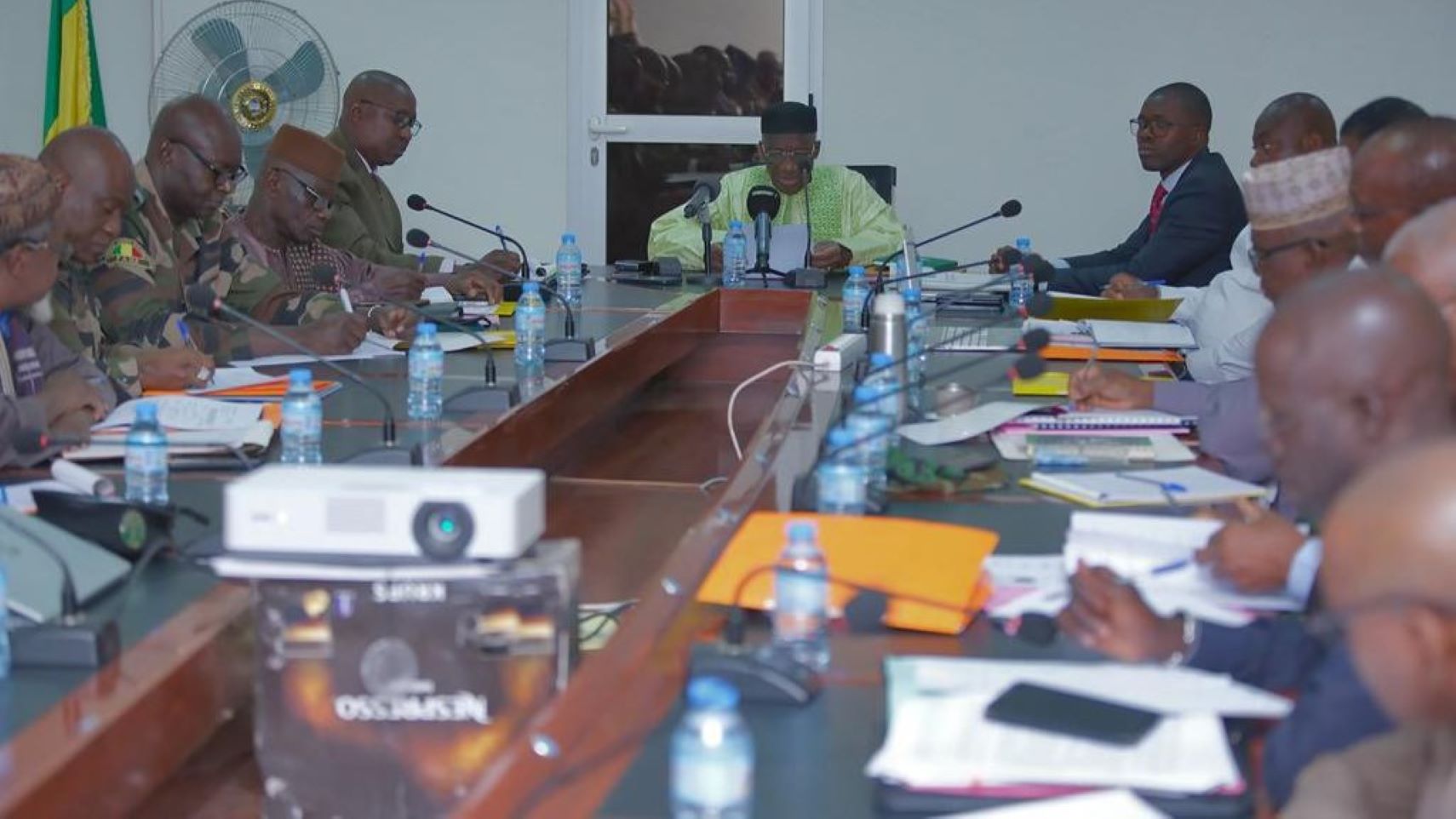 « À travers l’élaboration de ce document, il ne s’agit pas de préparer la guerre, ni même de conjurer les crises et les catastrophes. Il s’agit de mettre en place des mécanismes et des dispositions adéquates pour garantir une meilleure situation de paix et de sécurité dans tous les domaines de la sécurité humaine », a rappelé le Général de division Yamoussa CAMARA.