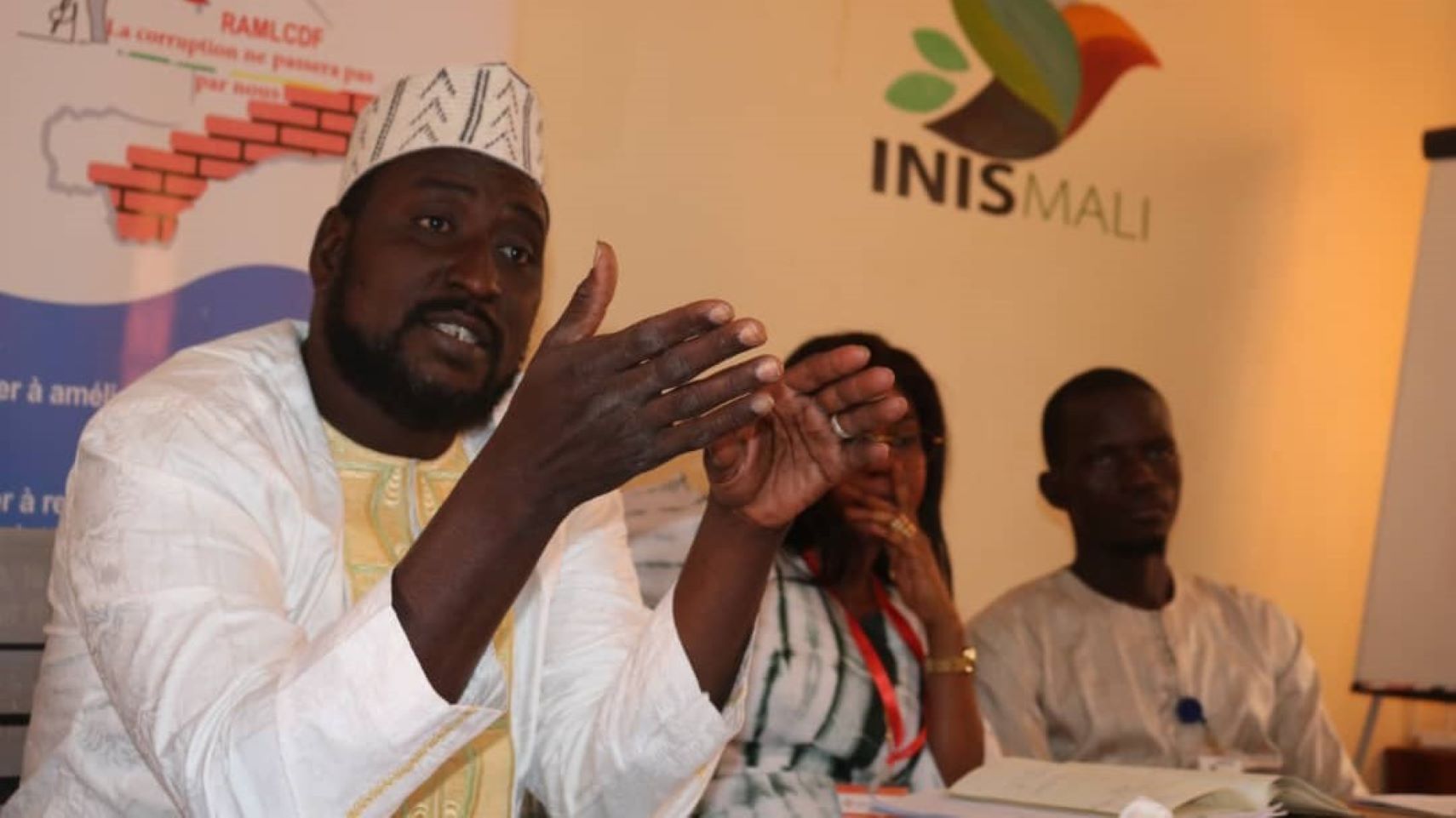 Quant au marché sur les cartes nationales d’identité dites biométriques, il a été attribué à un autre prestataire, avec des coûts supplémentaires puisqu'ils auraient coûté à l'État la bagatelle de 40 milliards, avec les résultats que nous connaissons puisqu'il n'a pas permis d'aboutir à la correction des erreurs sur les cartes