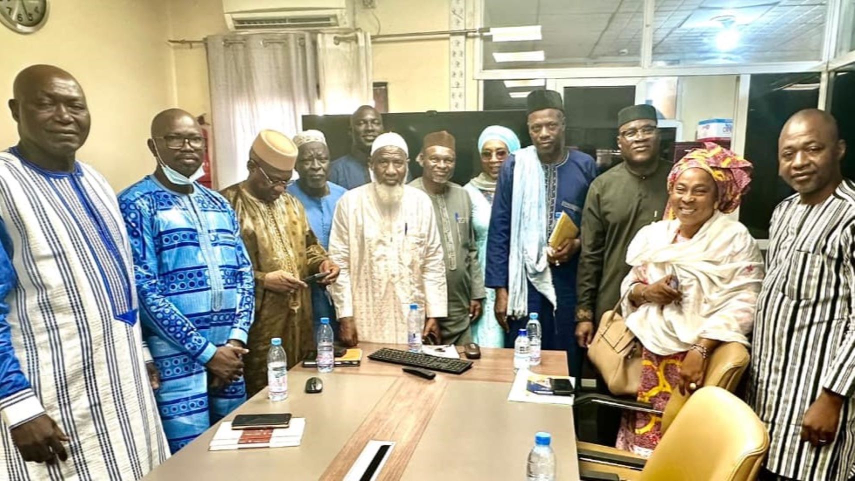 Ce qui devait être une simple visite de courtoisie s'est transformé en une séance de travail approfondie. Les discussions ont porté sur divers sujets tels que la fonctionnalité des Centres de Santé Communautaire (CESCOM), l'opérationnalisation de la Commission paritaire, les retards de remboursement des factures, les défis rencontrés par les Mutuelles de santé, l'élaboration de la liste des médicaments pour l'Assurance Maladie Obligatoire (AMO), les pannes fréquentes des machines de prise en charge des assurés, ainsi que les problèmes liés à l'ouverture et à la fermeture des droits des assurés.