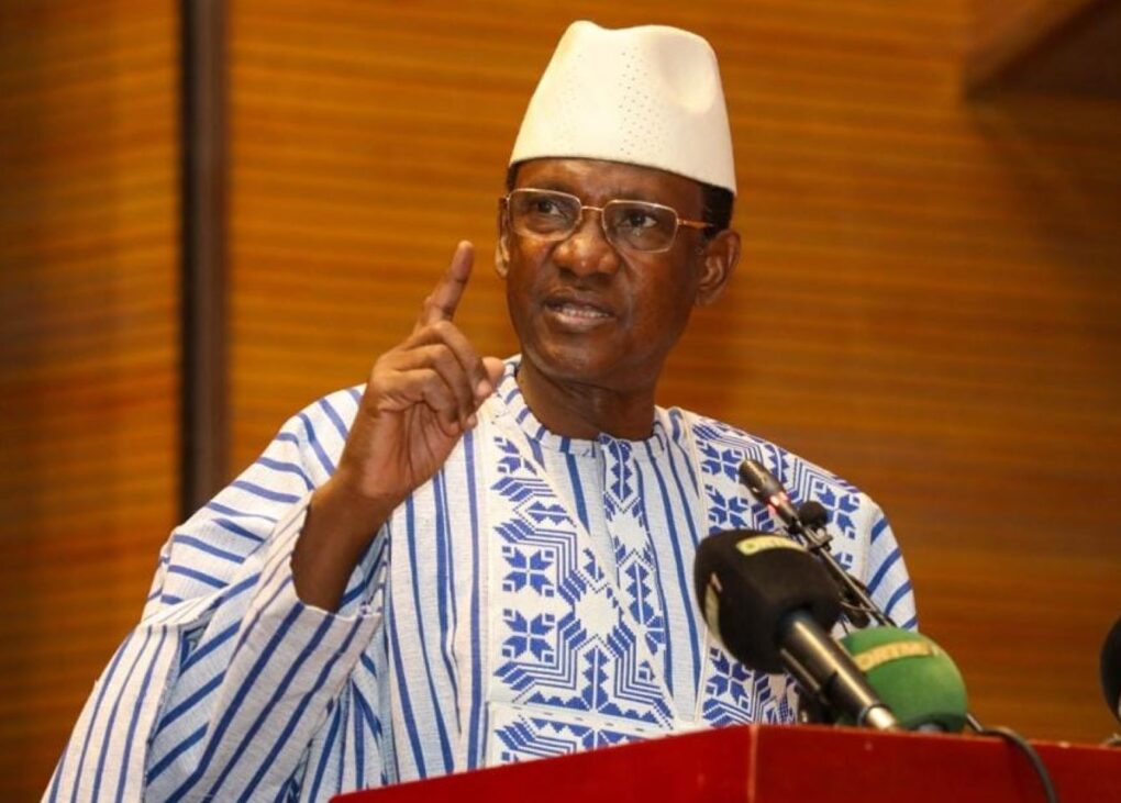 Dr Choguel Kokalla Maïga a regretté le comportement de l’Algérie, chef de file de la Médiation internationale, « qui a sapé sa crédibilité et son autorité de médiateur impartial dans la gestion d’une série d’actes ». Parmi ces actes, il y a « l’accueil sans concertation ou notification préalable» par le Président algérien, de citoyens maliens subversifs et de citoyens maliens poursuivis par la justice malienne pour actes de terrorisme ; l’existence en Algérie de bureaux de représentation de certains groupes signataires devenus des terroristes ; la volonté de l’Algérie de maintenir le régime de sanctions de l’ONU contre le Mali.