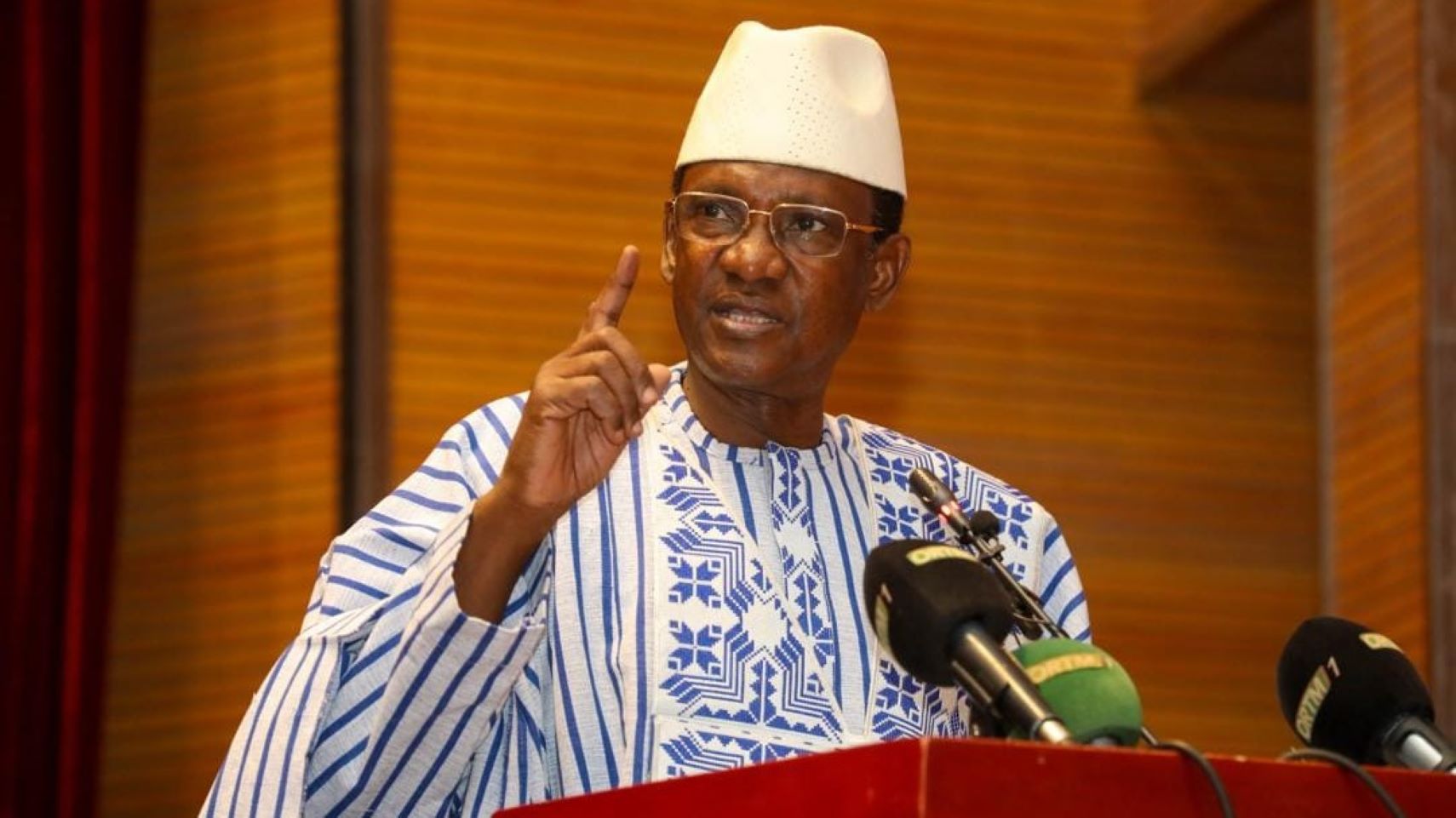 Dr Choguel Kokalla Maïga a regretté le comportement de l’Algérie, chef de file de la Médiation internationale, « qui a sapé sa crédibilité et son autorité de médiateur impartial dans la gestion d’une série d’actes ». Parmi ces actes, il y a « l’accueil sans concertation ou notification préalable» par le Président algérien, de citoyens maliens subversifs et de citoyens maliens poursuivis par la justice malienne pour actes de terrorisme ; l’existence en Algérie de bureaux de représentation de certains groupes signataires devenus des terroristes ; la volonté de l’Algérie de maintenir le régime de sanctions de l’ONU contre le Mali.