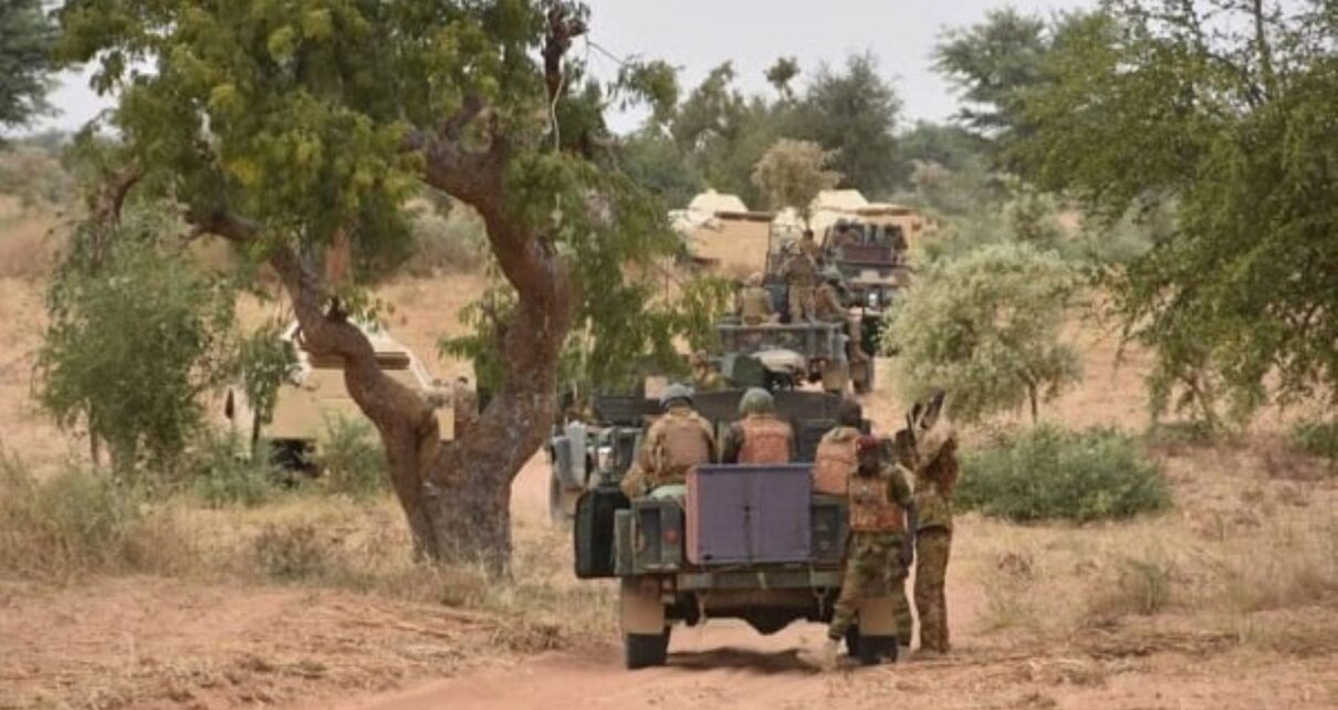 L'opération de récupération, qui s'est déroulée ce samedi 24 février 2024, a été menée avec succès par une reconnaissance offensive des forces maliennes. Cela a permis de retrouver le véhicule en question, un « Hilux immatriculé BY 3390 MD, appartenant à l'ONG SWEED Mali ».