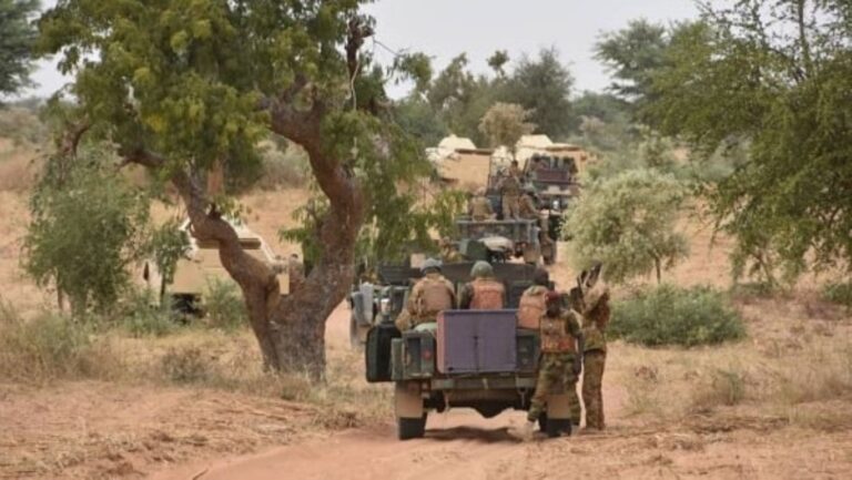 L'opération de récupération, qui s'est déroulée ce samedi 24 février 2024, a été menée avec succès par une reconnaissance offensive des forces maliennes. Cela a permis de retrouver le véhicule en question, un « Hilux immatriculé BY 3390 MD, appartenant à l'ONG SWEED Mali ».