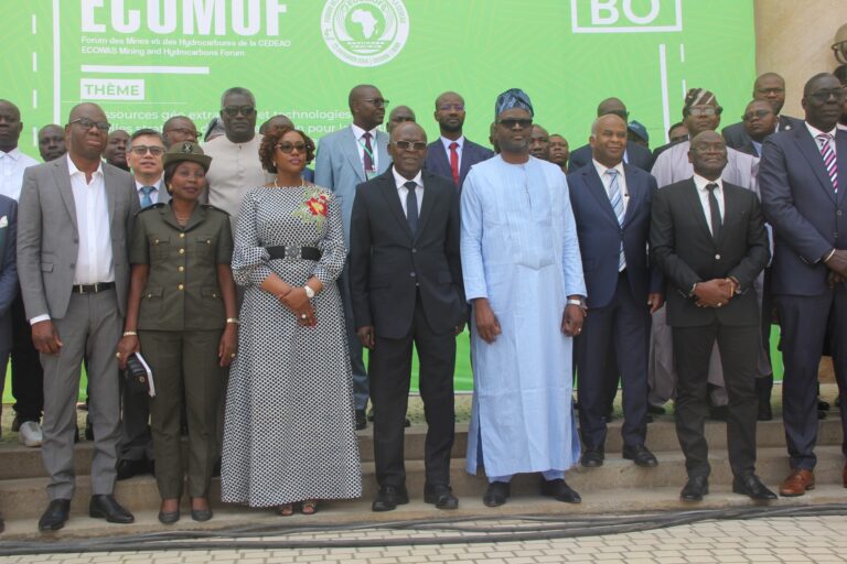 L’ECOMOF, en tant que plateforme de dialogue collaboratif et d’exposition du potentiel du secteur des mines et du pétrole de la région, vise à permettre aux principales parties prenantes d’œuvrer de manière continue et inclusive à identifier des mécanismes appropriés qui soient de nature à assurer l’équité dans l’exploitation, la gestion et la distribution des bénéfices optimaux qui découlent et continueront de découler des secteurs minier et pétrolier