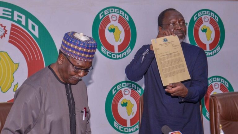 Il a déclaré que cette décision aura « un impact de grande portée sur les citoyens ordinaires qui ont été les bénéficiaires » des réalisations considérables de la CEDEAO telles que la libéralisation du commerce, le droit des Africains de l'Ouest de vivre légitimement dans n'importe quel pays de la Communauté, ainsi que le succès des opérations de maintien de la paix au Libéria et la Sierra Leone.