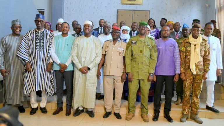 En ce qui concerne la Charte de l’AES, les Ministres n’ont pas jugé nécessaire de procéder à sa révision. Cependant, tenant compte des références faites au traité révisé de la CEDEAO dans la Charte et du retrait sans délai de cette organisation, les Ministres ont convenu que le traité portant création de la Confédération prenne acte dudit retrait.