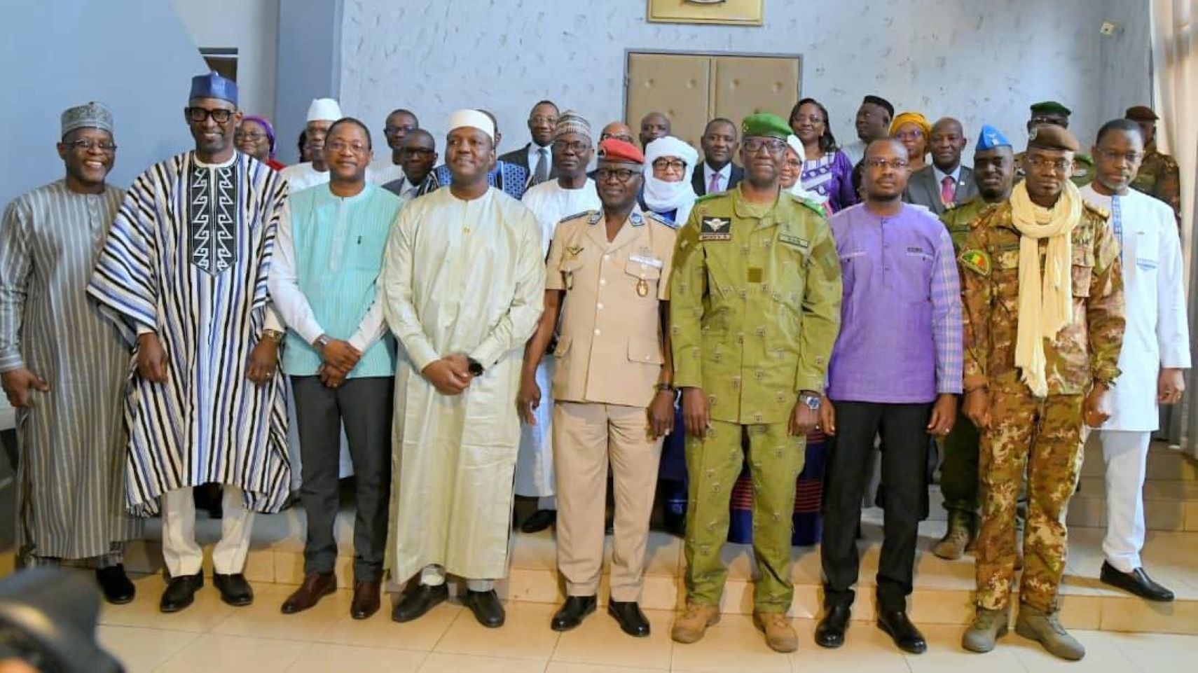 En ce qui concerne la Charte de l’AES, les Ministres n’ont pas jugé nécessaire de procéder à sa révision. Cependant, tenant compte des références faites au traité révisé de la CEDEAO dans la Charte et du retrait sans délai de cette organisation, les Ministres ont convenu que le traité portant création de la Confédération prenne acte dudit retrait.