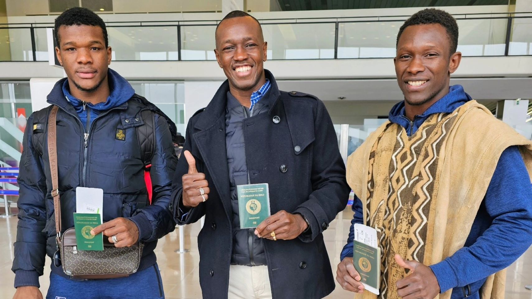 Dans le monde du sport malien, certains athlètes se démarquent non seulement par leurs performances sur le tatami, mais aussi par leur engagement et leur sens de la responsabilité envers leur pays. C'est le cas des judokas maliens Sory et Youssouf, dont le récent retour au Mali après un stage en France a été salué par Maître Tiefing Sissoko, une figure respectée dans le domaine du judo au Mali.