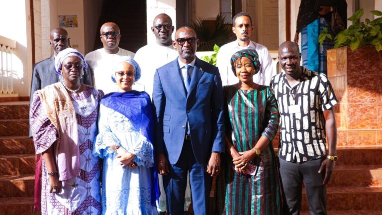 Principalement autour des préoccupations des anciens travailleurs locaux de la MINUSMA, les échanges francs engagés à cet effet étaient axés notamment sur des questions de réinsertion socio-professionnelle de ces agents ; la problématique de la prise en compte de leur sécurité sociale ; quelques difficultés rencontrées dans la mise en œuvre du protocole signé avec les banques sur la facilitation du remboursement des dettes contractées ; la prise en compte de la situation spécifique de ces anciens travailleurs dans la stratégie d’atténuation socioéconomique du retrait de la MINUSMA initiée par le Gouvernement.