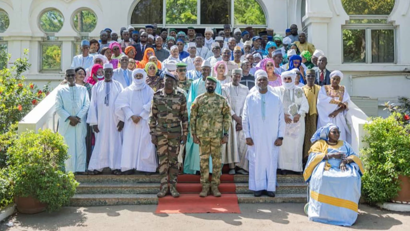 Le Comité de pilotage du dialogue inter-Maliens pour la paix et la réconciliation nationale est composé de 140 membres représentant divers secteurs tels que les Forces Armées maliennes, la magistrature, le barreau malien, les partis politiques, la presse, les arts et la culture, les confessions religieuses, les organisations de la société civile, les associations communautaires et le secteur privé, etc.