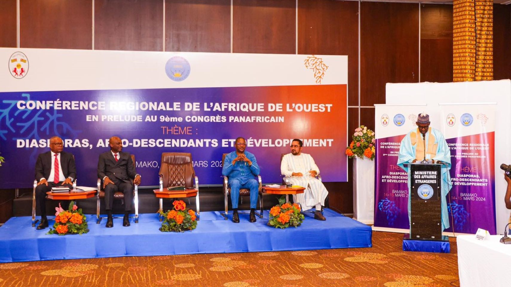 Soulignant la nécessité de soutenir le rôle de l’Union Africaine en tant que point focal et centre de coordination des initiatives de la diaspora sur le continent. La conférence régionale de l’Afrique de l’ouest recommande : - La création d’un cadre institutionnel à l’échelle de l’Afrique pour la représentation des diasporas africaines et des Afro-descendants ainsi que ses démembrements par continent en vue de renforcer leur engagement en vue de la renaissance et du développement du continent africain. - L’établissement de la cartographie complète des diasporas africaines et des Afro-descendants. - La mise en place d’un cadre et des mécanismes de coordination, de collaboration et de soutien pour les diasporas africaines et les Afro-descendants en vue d’une meilleure mobilisation de leur potentiel en matière d’investissement, d’entrepreneuriat, de partage de connaissances notamment de transfert de technologie.