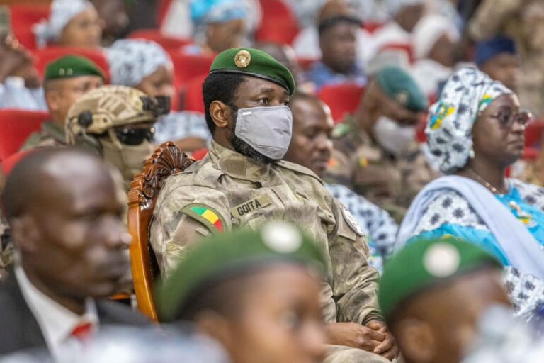 Le Président de la Transition, le Colonel Assimi GOÏTA, a également rendu hommage aux victimes du terrorisme et a réitéré l’importance de la contribution des femmes dans la transition politique et institutionnelle du Mali. Il a souligné les efforts du Gouvernement pour intégrer les femmes dans les sphères publiques, illustrées par la nomination de femmes à des postes clés. Ce discours réaffirme l’engagement du Mali envers l’égalité des genres et l’autonomisation des femmes comme piliers essentiels de la paix et de la prospérité nationale.