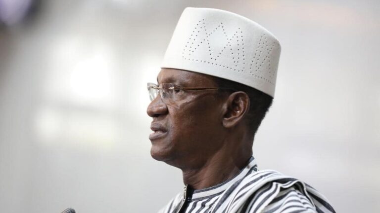 Cette rencontre entre le Premier ministre et la classe politique a tourné autour des points essentiels en phase avec le travail du gouvernement : le retrait des pays membres de l'AES de la CEDEAO et la fin de l'Accord pour la Paix et la Réconciliation nationale, issu du processus d'Alger.