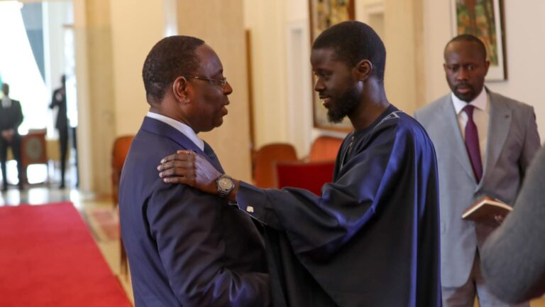 Cette transition, qui s'annonce prometteuse, suscite l'optimisme et l'espoir au sein de la population sénégalaise. Les attentes sont grandes quant à la manière dont le nouveau président, Bassirou Diomaye Faye, saura relever les défis qui se présentent et œuvrer pour le bien-être de tous les citoyens.