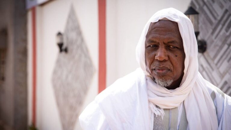 Lle parrain de la CMAS’’, l’imam Mahmoud Dicko, ‘’ s’adonne clairement à des activités subversives susceptibles de troubler l’ordre public’’. A titre d’exemples, ‘’ses récentes visites à l’extérieur’’ notamment en Algérie et ‘’ses rencontres officielles avec des personnalités de puissances étrangères sur des questions d’intérêt national sans l’autorisation des autorités du Mali’’. « Cette circonstance constitue un manquement aux dispositions statutaires de la CMAS et une atteinte aux intérêts supérieurs du pays », lit-on dans le communiqué du Conseil.