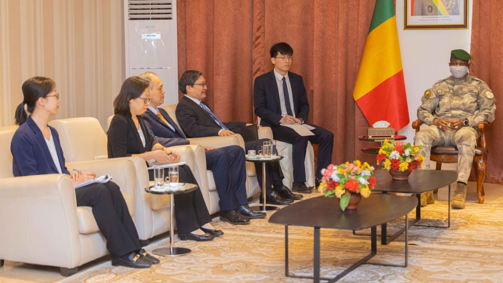 Selon M. LIU Yuxi, cette réunion a permis d’explorer de nouvelles opportunités de coopération dans plusieurs secteurs clés tels que l’énergie, la médecine, l’agriculture et le commerce, identifiés comme prioritaires pour le bénéfice des deux pays.