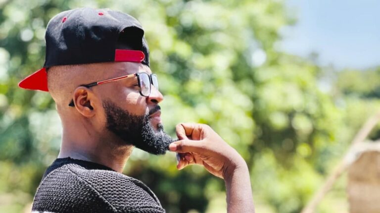 Désolé de vous annoncer que ceci marque un terme à tout ce qui concerne Mali Ko (problèmes politiques maliens) dans ma musique et je ne répondrai à aucune question qui vas dans ce sens, pour la tranquillité de ma famille et proches.