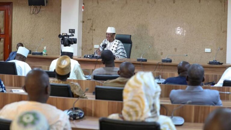 Lors de son adresse à la classe politique, le Premier ministre s’est étendu sur la question primordiale de Kidal, avec un focus sur les origines de la crise multidimensionnelle que traverse notre pays, son évolution ainsi que ses conséquences sur la structure socio-politique du pays.