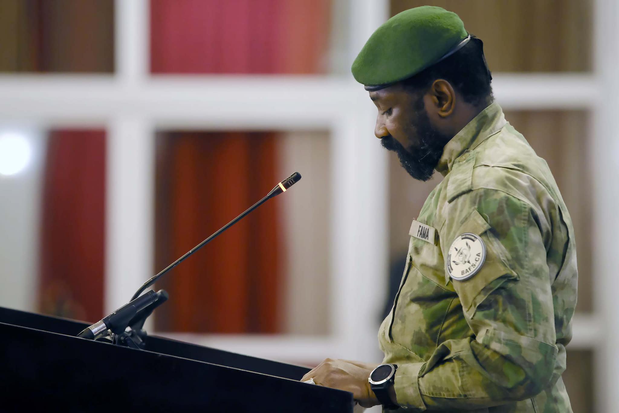 En réponse, le Président de la Transition a salué les efforts du Gouvernement pour l’atteinte des objectifs de la Transition, tout en rappelant l’importance de réduire le train de vie de l’État conformément aux attentes exprimées par le peuple malien lors des Assises nationales de la refondation. Il a souligné que les préoccupations du peuple malien demeurent la priorité des autorités maliennes de la Transition.