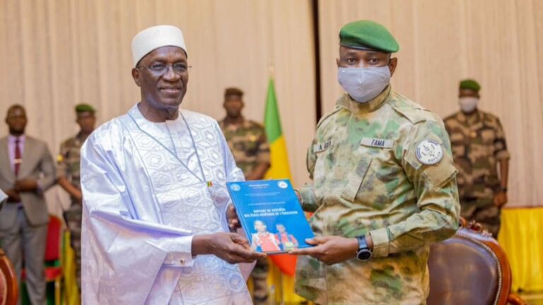 Face aux défis actuels du système éducatif malien, le peuple malien, lors des Assises nationales de la refondation (ANR), a préconisé l’organisation des États généraux de l’éducation (EGE). En réponse à cette recommandation, le Président de la Transition, Son Excellence le Colonel Assimi GOÏTA, a annoncé lors de sa visite à Kayes, en juillet 2023, la tenue de ces Assises.