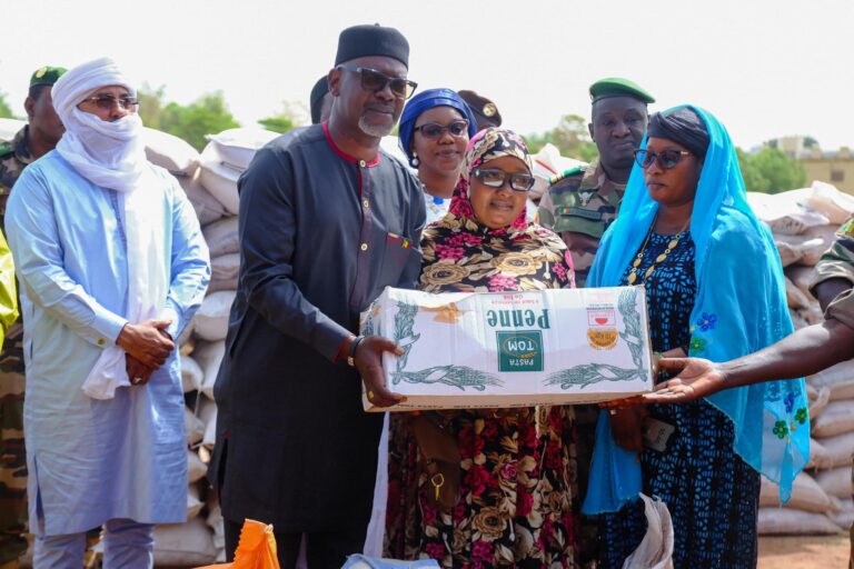 Cette cérémonie a été un moment de solidarité remarquable soulignant l’engagement du Chef de l’État, vis-à-vis des veuves et des orphelins de militaires tombés pour la patrie. Cette initiative, plus qu’une simple distribution de kits alimentaires, se pose comme un symbole de l’unité nationale et de la reconnaissance envers ceux qui ont sacrifié leur vie pour la nation.