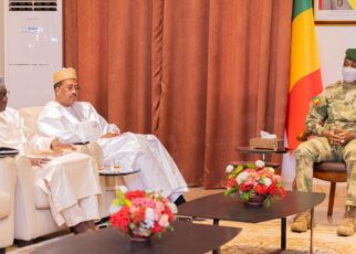 Cette rencontre, qui s'est déroulée au palais présidentiel de Koulouba, marque une étape significative dans le renforcement des liens économiques et énergétiques entre les deux pays voisins. L'accord vise à fournir 150 millions de litres de gasoil au Mali, une ressource essentielle pour alimenter les centrales électriques du pays.