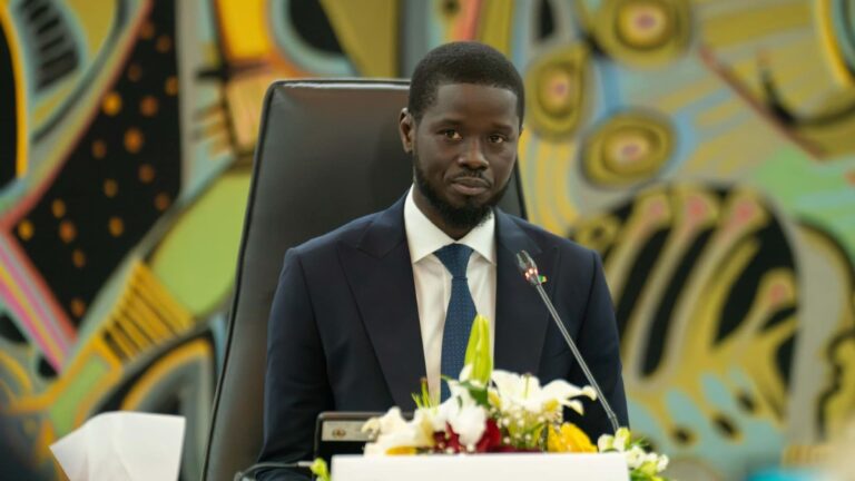 Par la suite, le Chef de l'État se rendra en Gambie le samedi 20 avril 2024 pour rencontrer le Président Adama BARRO. Cette visite a pour objectif de renforcer les liens de parenté et de coopération entre les deux pays, soulignant l'importance de la solidarité et de la collaboration régionale.
