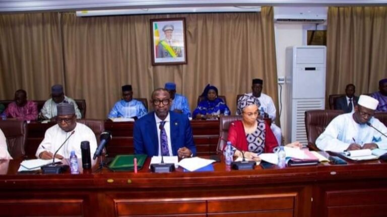 Au regard de l’importance toute particulière que nos plus hautes Autorités accordent à la conduite de ce processus, cette rencontre inaugurale a enregistré la participation d’une vingtaine de membres du Gouvernement, et avait pour objet d’orienter, d’harmoniser et d’examiner les actions liées à la gestion des impacts du retrait du Mali de la CEDEAO, tout en préservant les intérêts de notre pays.