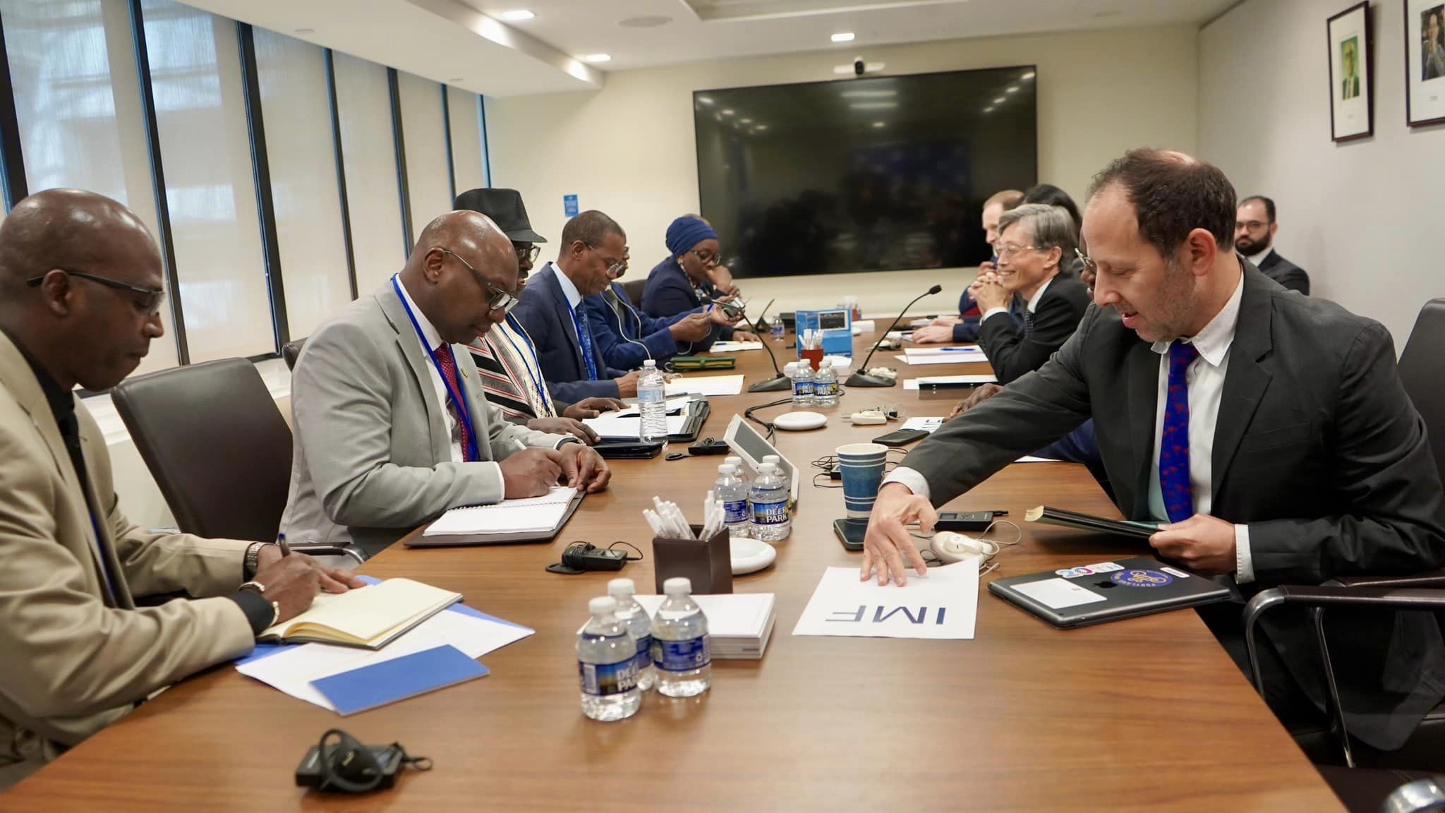 En ce qui concerne le FMI, des discussions ont porté sur l'octroi d'une Facilité de Crédit Rapide, évaluée entre 90 et 100 millions de dollars, pour permettre au Mali de faire face aux dépenses nécessaires au retour de l'État dans le Centre et dans le Nord pour la reconstruction des infrastructures de base et pour fournir une assistance alimentaire d'urgence aux familles déplacées.