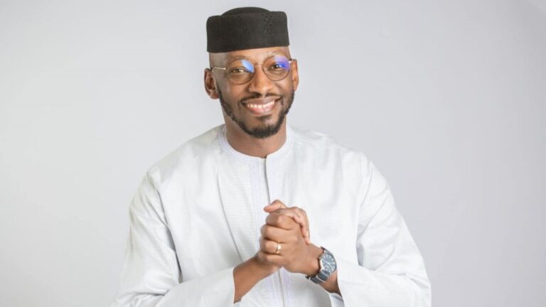 Selon lui, cette mesure compromet l'inclusivité du dialogue en fragilisant les acteurs politiques, qui devraient pourtant jouer un rôle central dans ce processus. "Un Dialogue Inter-Malien authentique doit impliquer les parties prenantes réelles, celles qui ont des différends à résoudre", déclare-t-il.