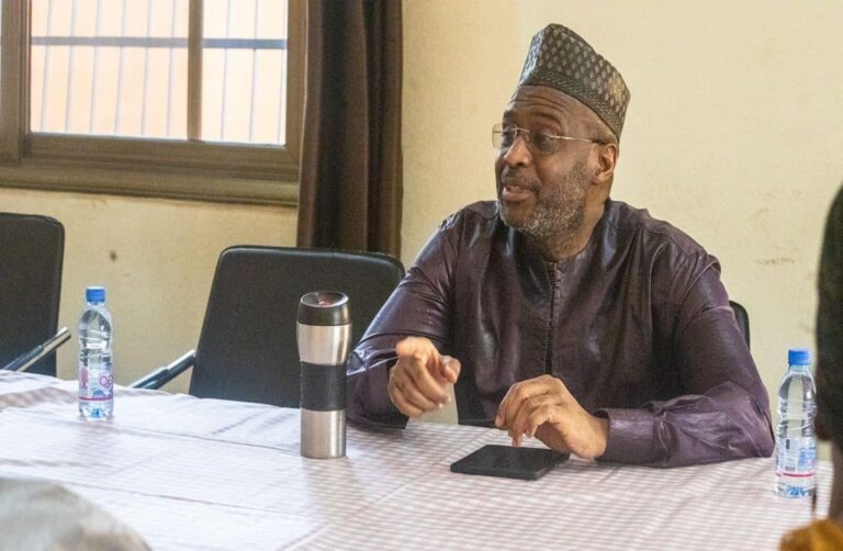 Les conflits actuellement en cours sur le territoire malien, de même que les actes de violences perpétrés au dépens des Maliens, sont le fait d’acteurs encore actifs sur le territoire. Il s’agit de groupes rebelles ayant des objectifs politiques et d’acteurs terroristes mus par des desseins religieux, sociaux, politiques voire géopolitiques. Ces acteurs sont les principales sources de violence et donc les principaux obstacles à la paix et à la coexistence pacifique entre les communautés au Mali.