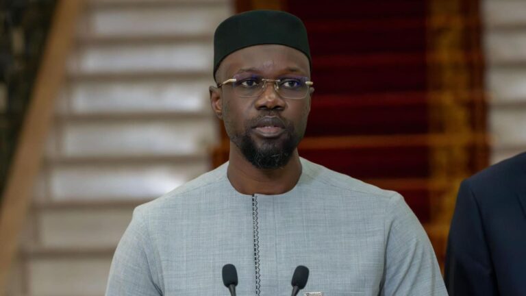 Son ascension politique a débuté en tant que député à l'Assemblée nationale, où il a siégé de 2017 à 2022. Cependant, c'est son rôle de maire de la ville de Ziguinchor, assumé depuis 2022, qui a renforcé sa notoriété. En parallèle, Sonko a dirigé le parti Patriotes Africains du Sénégal pour le Travail, l'Éthique et la Fraternité (PASTEF), une organisation qui a pris fin en juillet 2023.