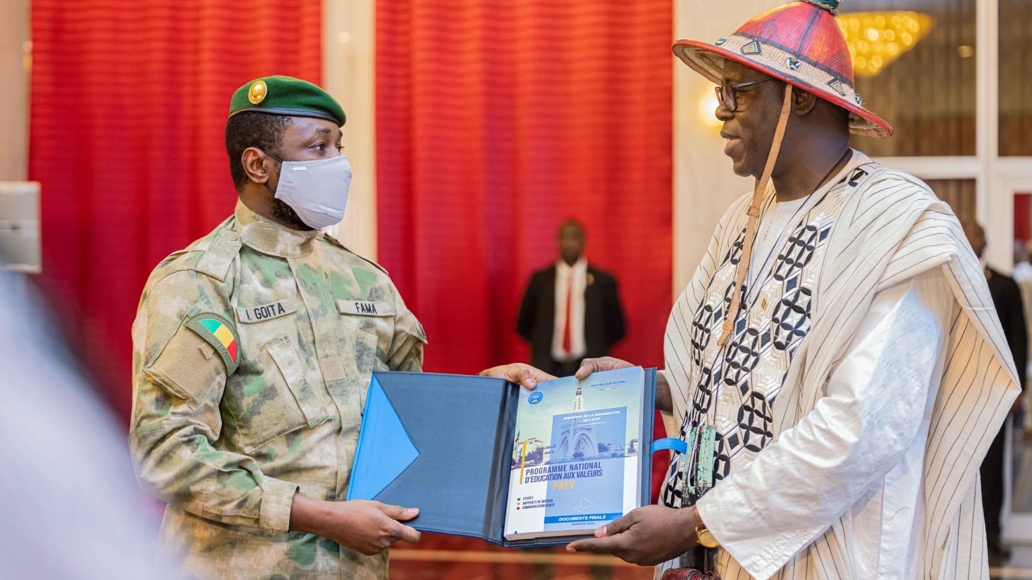 L’initiative de ce programme reflète une volonté de renouer avec les valeurs sociétales traditionnelles du Mali en réponse à la crise multidimensionnelle que traverse le pays. Le Chef de l’État a insisté sur l’importance de l’éducation aux valeurs comme moteur de connaissance et d’ouverture. « C’est cette ambition qui ne cesse de façonner notre vision pour le Mali, car le destin de chaque peuple se forge à l’image des idéaux de ses leaders et de ses citoyens », a-t-il souligné, en dépeignant le programme comme un retour aux sources culturelles et un moyen de renforcer la souveraineté nationale.