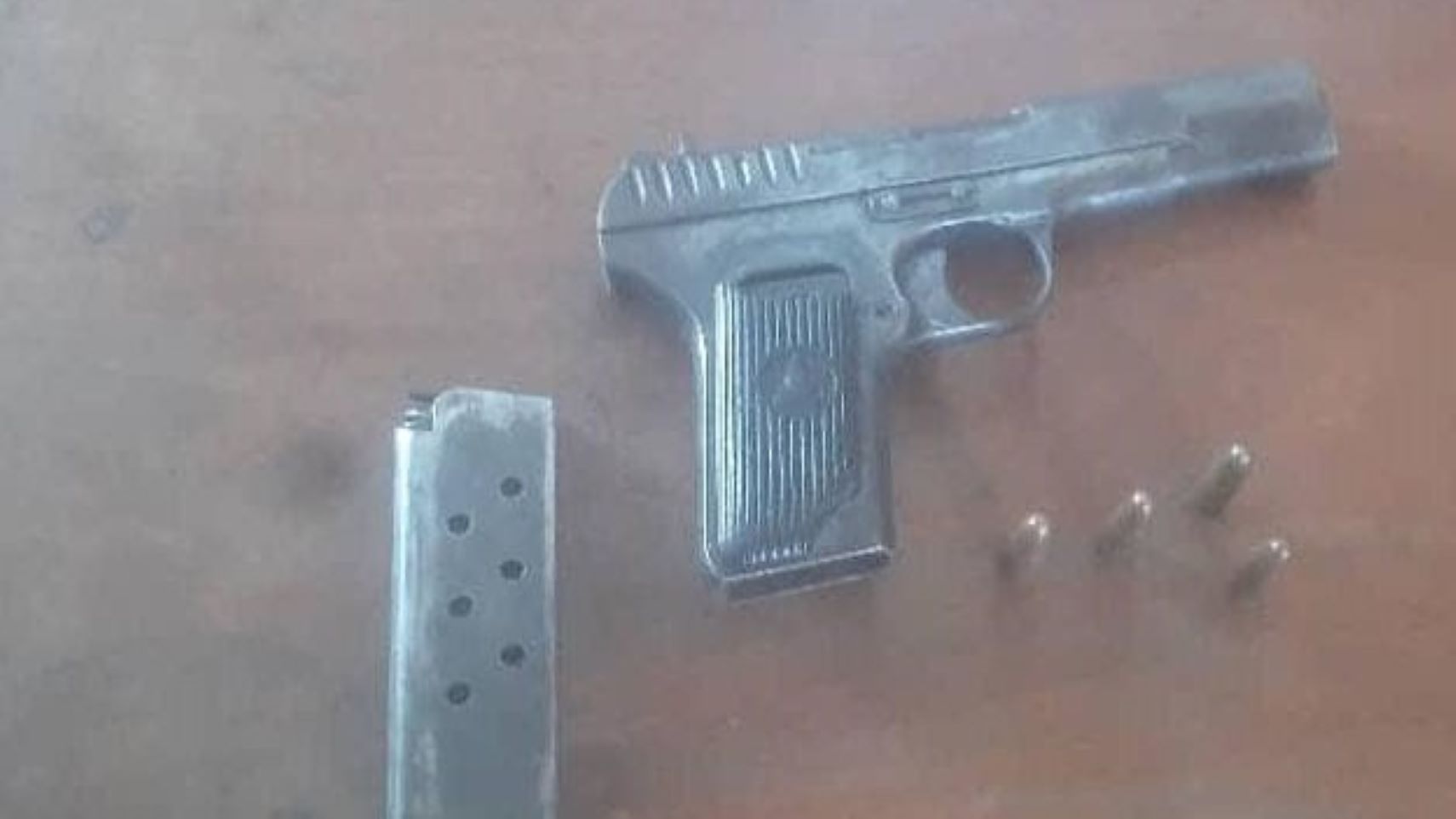 Informé, d'un cas de braquage se déroulant à Magnambougou sur l'axe du Canal, le chargé a dépêché pour la circonstance une équipe mixte de ses éléments sur les lieux indiqués, dans le souci de faire de la conviction du Patron de la Police Nationale, une réalité et non une expression vocabulaire. C'est ainsi que les éléments, sont parvenus à interpeller les suspects, le 27 avril, en possession d'un (01) P.A de fabrication artisanale améliorée contenant quatre (04) cartouches.