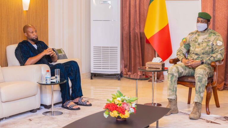 Seydou KEÏTA, qui a entamé ce projet ambitieux en 2021, a transformé son rêve en réalité, illustrant parfaitement la transition réussie d’une carrière sportive à celle d’entrepreneur engagé. Le complexe industriel, résultat d’années d’efforts et d’investissements considérables, est désormais prêt à démarrer ses opérations, promettant de devenir un moteur de croissance pour la région et pour le Mali tout entier.